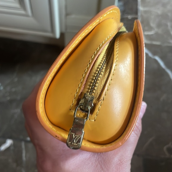 Louis Vuitton yellow epi leather zippy pouch bag. Peeling inside Serial # inside - Picture 4 of 6